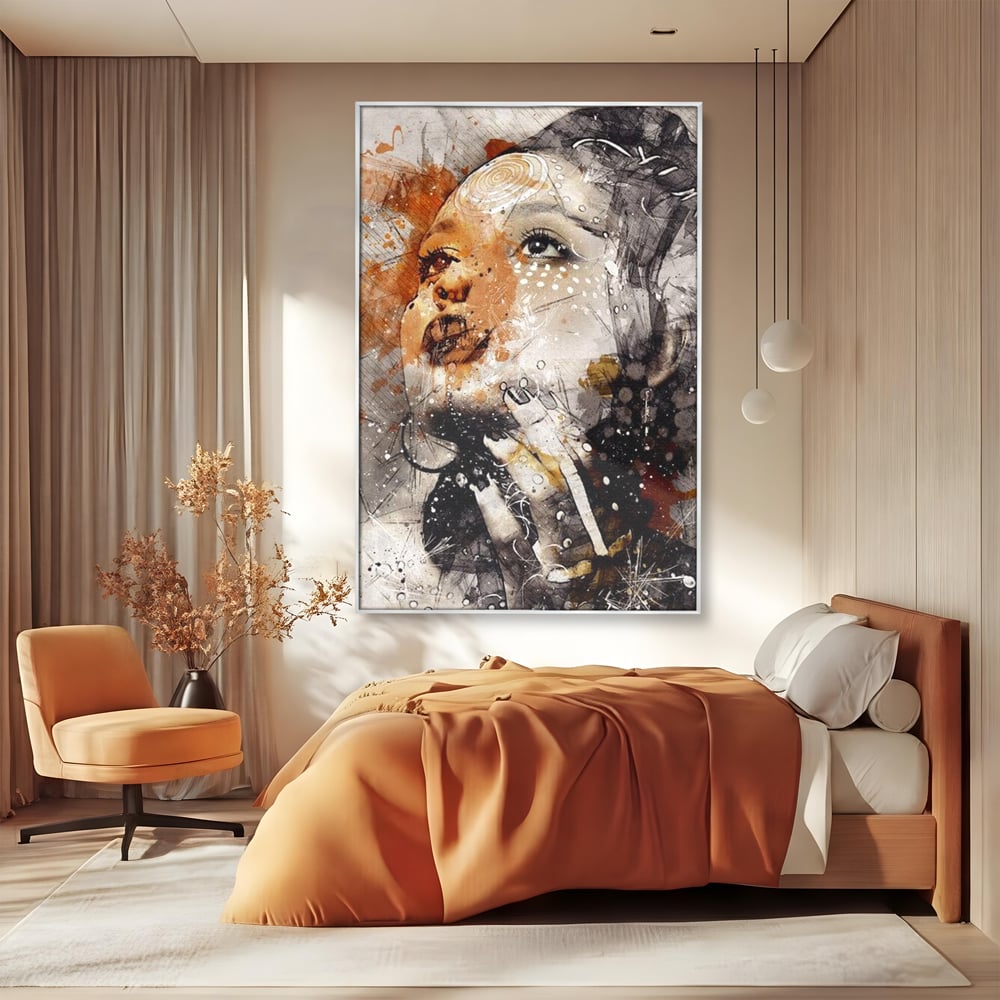 Tablou canvas cu tablou canvas cu portret abstract feminin, in rama de aluminiu argintiu, pe perete intr-un dormitor